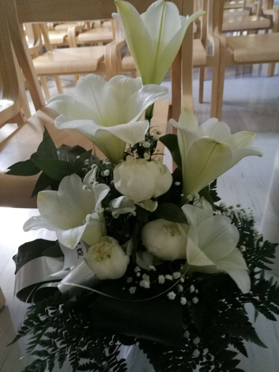 kukkasetelma valkoisilla kukilla